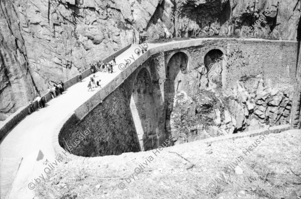 Image of sheet 20020390 photo 23: Gotthardstrasse Schöllenen Strassenbrücke von 1830 über die Reuss 
die Säumerbrücke von 1200 befand sich ganz unten in der Schlucht. Viadukt Schöllenenbahn Teufelsbrücke
Schöllenenschlucht bei der Teufelsbrücke im schweizerischen Kanton Uri.


Der erste Schweizer Tunnel durch die Alpen, das Urnerloch wurde 1707-1708 erbaut und erleichterte das Überqueren des Gotthardpasses. Seine Länge betrug 64 Meter.