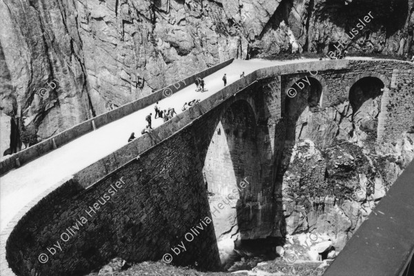 Image of sheet 20020390 photo 24: Gotthardstrasse Schöllenen 1830, die Säumerbrücke von 1200 befand sich ganz unten in der Schlucht. Teufelsbrücke
Gotthardpass Gotthard Schweiz 2002 √
 Schöllenenschlucht bei der Teufelsbrücke im schweizerischen Kanton Uri.
Gotthardstrasse Schöllenen 
Kanton Uri Schweiz Switzerland Europe  2002 

Gotthard Pass