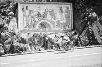 Image of sheet 20020390 photo 25: Gotthardstrasse Schöllenen Strassenbrücke von 1956 überspannt jene von 1830 die Säumerbrücke von 1200 befand sich ganz unten in der Schlucht. Viadukt Schöllenenbahn Teufelsbrücke Suwarow-Denkmal Memorial 
Das Suworow-Denkmal ist ein Denkmal in der Schöllenenschlucht bei der Teufelsbrücke im schweizerischen Kanton Uri.

Eichhofbier 
Der erste Schweizer Tunnel durch die Alpen, das Urnerloch wurde 1707-1708 erbaut und erleichterte das Überqueren des Gotthardpasses. Seine Länge betrug 64 Meter. 
Parkplatz bei der Teufelsbrücke Mosaik mit Text 'Der alte Weg zur neuen Zeit'
Motoradfahrer Fahrradfahrer Schülergruppe Touristen