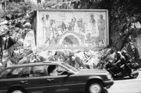 Image of sheet 20020390 photo 26: Gotthardstrasse Schöllenen Strassenbrücke von 1956 überspannt jene von 1830 die Säumerbrücke von 1200 befand sich ganz unten in der Schlucht. Viadukt Schöllenenbahn Teufelsbrücke Suwarow-Denkmal Memorial 
Das Suworow-Denkmal ist ein Denkmal in der Schöllenenschlucht bei der Teufelsbrücke im schweizerischen Kanton Uri.

Eichhofbier 
Der erste Schweizer Tunnel durch die Alpen, das Urnerloch wurde 1707-1708 erbaut und erleichterte das Überqueren des Gotthardpasses. Seine Länge betrug 64 Meter. 
Parkplatz bei der Teufelsbrücke Mosaik mit Text 'Der alte Weg zur neuen Zeit'
Motoradfahrer Fahrradfahrer Schülergruppe Touristen