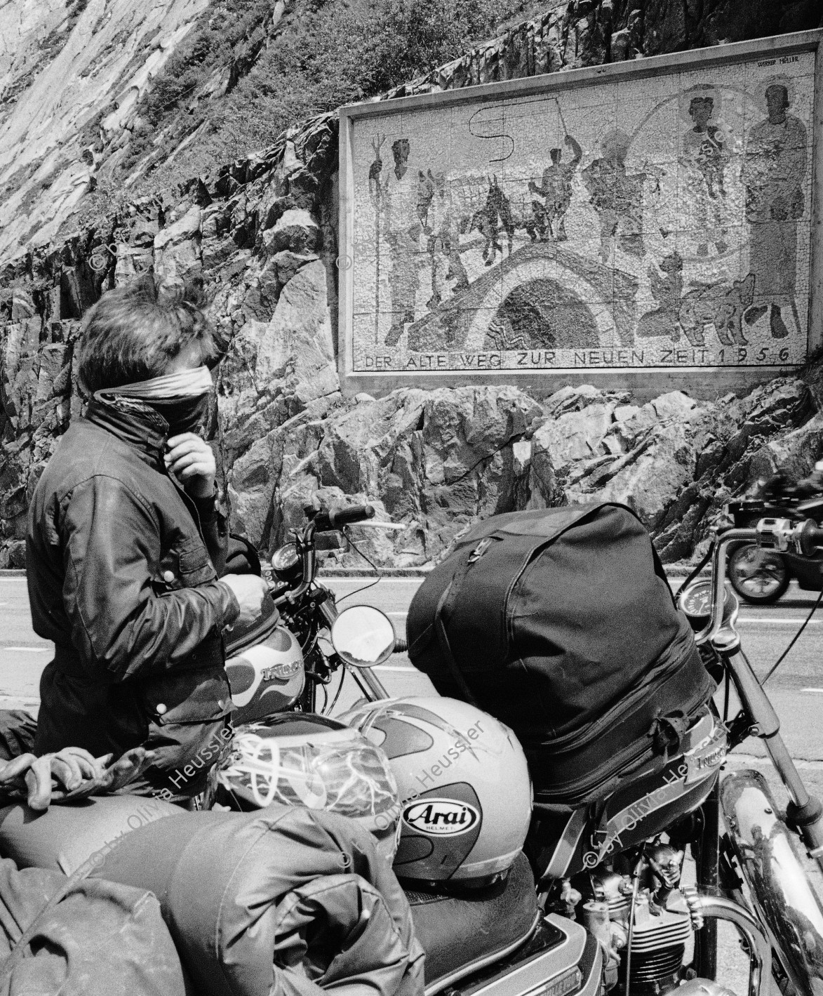 Image of sheet 20020390 photo 28: Gotthardstrasse Schöllenen Teufelsbrücke beim Suwarow-Denkmal Memorial 
Parkplatz bei der Teufelsbrücke Mosaik mit Text 'Der alte Weg zur neuen Zeit'
Motoradfahrer Gotthardpass Gotthard, Motorrad fahrerin Töfffahrer  √
Kanton Uri Schweiz Switzerland Europe 2002

Gotthard Pass
© 2002, OLIVIA HEUSSLER / www.clic.li