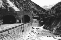 Image of sheet 20020390 photo 30: Gotthardstrasse Schöllenen Andermatt. Reuss Fluss Bach river Transport Strasse 
Der erste Schweizer Tunnel durch die Alpen, das "Urnerloch" wurde 1707-1708 erbaut und erleichterte das Überqueren des Gotthardpasses. Seine Länge betrug 64 Meter. 
Gotthard Gotthardpass Kanton Uri, Schweiz Switzerland Europe
2002 √
© 2002, OLIVIA HEUSSLER / www.clic.li