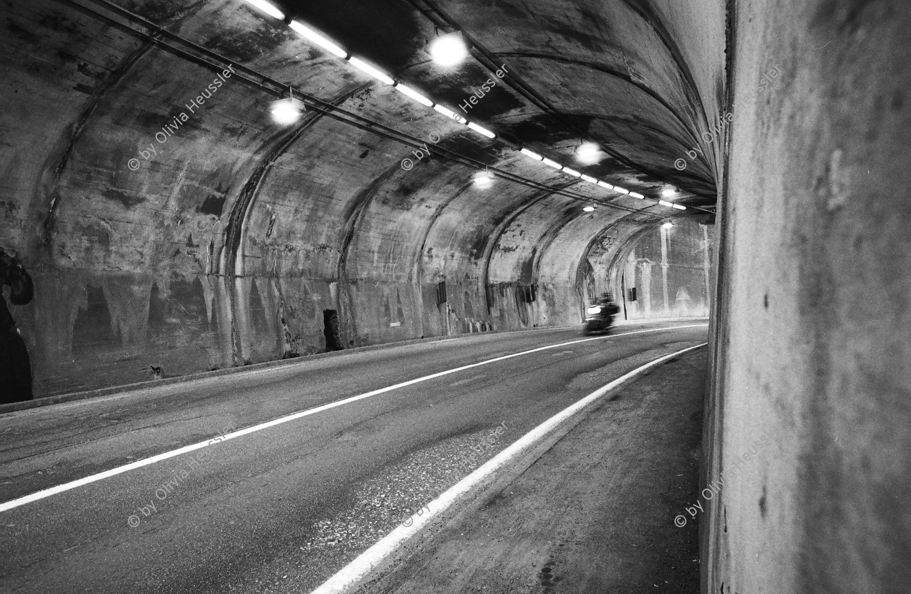 Image of sheet 20020390 photo 35: Gotthardstrasse Schöllenen Richtung Andermatt
Der erste Schweizer Tunnel durch die Alpen, das "Urnerloch" wurde 1707-1708 erbaut und erleichterte das Überqueren des Gotthardpasses. Seine Länge betrug 64 Meter. Motorrad Strasse

Gotthardpassstrasse Gotthard Kanton Uri Schweiz Switzerland Europe Traffic 2002 √
© 2002, OLIVIA HEUSSLER / www.clic.li