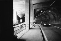 Image of sheet 20020390 photo 37: Gotthardstrasse Schöllenen Strassenbrücke von 1956 überspannt jene von 1830 die Säumerbrücke von 1200 befand sich ganz unten in der Schlucht. Viadukt Schöllenenbahn Teufelsbrücke Suwarow-Denkmal Memorial 
Das Suworow-Denkmal ist ein Denkmal in der Schöllenenschlucht bei der Teufelsbrücke im schweizerischen Kanton Uri.

Eichhofbier 
Der erste Schweizer Tunnel durch die Alpen, das Urnerloch wurde 1707-1708 erbaut und erleichterte das Überqueren des Gotthardpasses. Seine Länge betrug 64 Meter. 
Parkplatz bei der Teufelsbrücke Mosaik mit Text 'Der alte Weg zur neuen Zeit'
Motoradfahrer Fahrradfahrer Schülergruppe Touristen