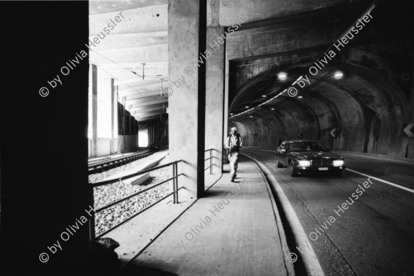 Image of sheet 20020390 photo 37: Gotthardstrasse Schöllenen Strassenbrücke von 1956 überspannt jene von 1830 die Säumerbrücke von 1200 befand sich ganz unten in der Schlucht. Viadukt Schöllenenbahn Teufelsbrücke Suwarow-Denkmal Memorial 
Das Suworow-Denkmal ist ein Denkmal in der Schöllenenschlucht bei der Teufelsbrücke im schweizerischen Kanton Uri.

Eichhofbier 
Der erste Schweizer Tunnel durch die Alpen, das Urnerloch wurde 1707-1708 erbaut und erleichterte das Überqueren des Gotthardpasses. Seine Länge betrug 64 Meter. 
Parkplatz bei der Teufelsbrücke Mosaik mit Text 'Der alte Weg zur neuen Zeit'
Motoradfahrer Fahrradfahrer Schülergruppe Touristen