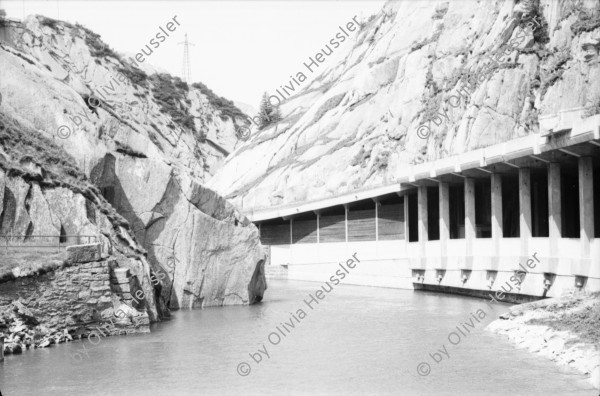 Image of sheet 20020400 photo 17: Gotthardstrasse Schöllenen Strassenbrücke von 1956 überspannt jene von 1830 die Säumerbrücke von 1200 befand sich ganz unten in der Schlucht. Viadukt Schöllenenbahn Teufelsbrücke Suwarow-Denkmal Memorial  
Urnerloch erstes Tunnel der Schweiz.
Kletterer am Klettersteig
Schülergruppe Touristen Andermatt Militärkaserne militärisches Uebungsgebiet Mic Ganz Michael
Urserental Felder Rentner Alois Regli mit Frau und Freunden vor dem 'Sybfiggler' auf Bank in Andermatt Eingang Bunker im Feld am Berg Kanton Uri, Schweiz Switzerland
Heute baut dort der ägyptische Bauunternehmer Samih Sawiri ein Ferien-resort.
aus: Gotthard, das Hindernis verbindet.