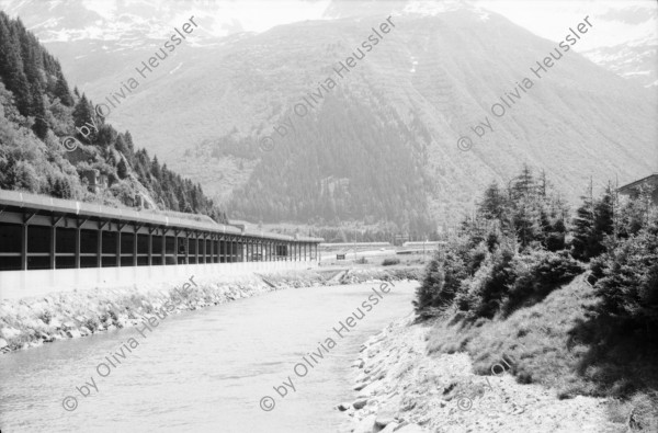 Image of sheet 20020400 photo 18: Gotthardstrasse Schöllenen Strassenbrücke von 1956 überspannt jene von 1830 die Säumerbrücke von 1200 befand sich ganz unten in der Schlucht. Viadukt Schöllenenbahn Teufelsbrücke Suwarow-Denkmal Memorial  
Urnerloch erstes Tunnel der Schweiz.
Kletterer am Klettersteig
Schülergruppe Touristen Andermatt Militärkaserne militärisches Uebungsgebiet Mic Ganz Michael
Urserental Felder Rentner Alois Regli mit Frau und Freunden vor dem 'Sybfiggler' auf Bank in Andermatt Eingang Bunker im Feld am Berg Kanton Uri, Schweiz Switzerland
Heute baut dort der ägyptische Bauunternehmer Samih Sawiri ein Ferien-resort.
aus: Gotthard, das Hindernis verbindet.