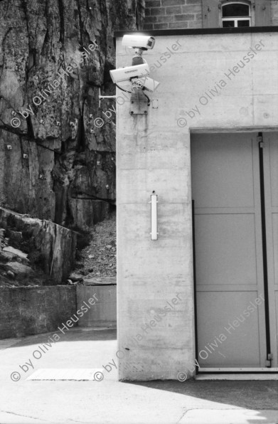 Image of sheet 20020400 photo 19: Gotthardstrasse Schöllenen Strassenbrücke von 1956 überspannt jene von 1830 die Säumerbrücke von 1200 befand sich ganz unten in der Schlucht. Viadukt Schöllenenbahn Teufelsbrücke Suwarow-Denkmal Memorial  
Urnerloch erstes Tunnel der Schweiz.
Kletterer am Klettersteig
Schülergruppe Touristen Andermatt Militärkaserne militärisches Uebungsgebiet Mic Ganz Michael
Urserental Felder Rentner Alois Regli mit Frau und Freunden vor dem 'Sybfiggler' auf Bank in Andermatt Eingang Bunker im Feld am Berg Kanton Uri, Schweiz Switzerland
Heute baut dort der ägyptische Bauunternehmer Samih Sawiri ein Ferien-resort.
aus: Gotthard, das Hindernis verbindet.