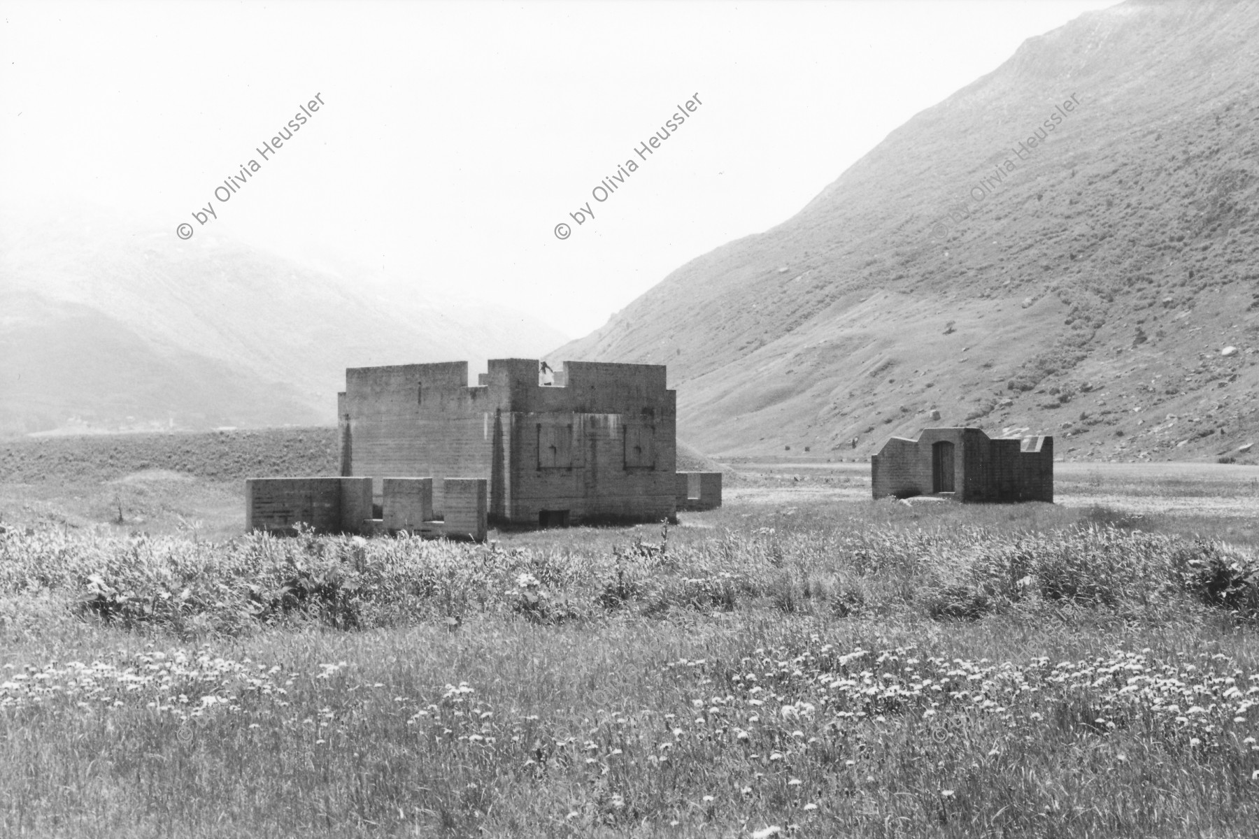 Image of sheet 20020400 photo 21: Gotthardstrasse Urserental Andermatt militärisches Kampf-Uebungsgebiet
Kanton Uri, Schweiz Switzerland 2002 √
Heute baut dort der ägyptische Bauunternehmer Samih Sawiri ein Ferien-resort.