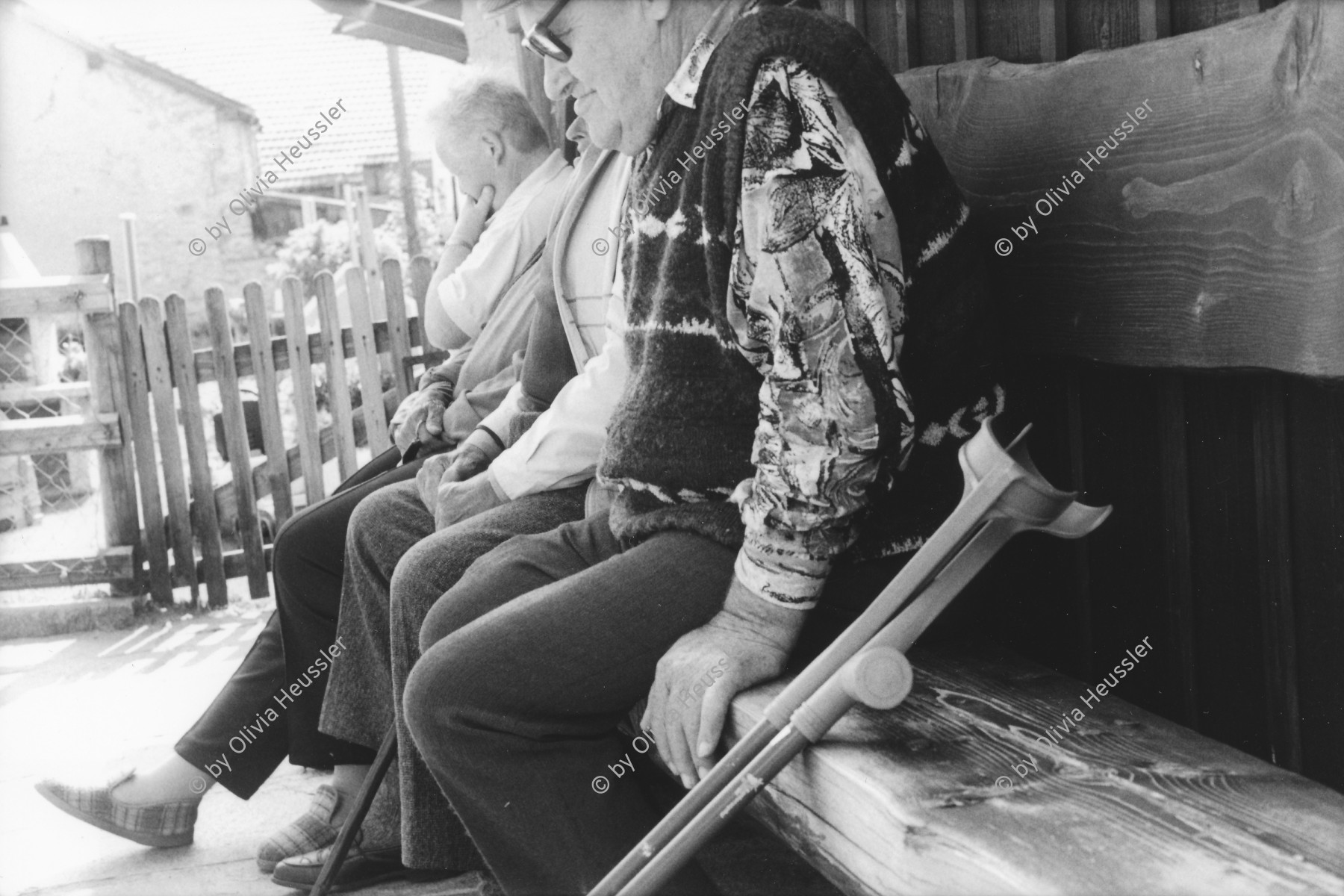 Image of sheet 20020400 photo 24: Gotthardstrasse Andermatt Urserental Rentner Alois Regli mit Frau und Freunden vor dem 'Sybfiggler' auf der Sitzbank.
Gotthard
Kanton Uri, Schweiz Switzerland 2002 √