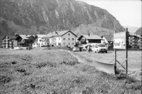 Image of sheet 20020400 photo 26: Gotthardstrasse Schöllenen Strassenbrücke von 1956 überspannt jene von 1830 die Säumerbrücke von 1200 befand sich ganz unten in der Schlucht. Viadukt Schöllenenbahn Teufelsbrücke Suwarow-Denkmal Memorial  
Urnerloch erstes Tunnel der Schweiz.
Kletterer am Klettersteig
Schülergruppe Touristen Andermatt Militärkaserne militärisches Uebungsgebiet Mic Ganz Michael
Urserental Felder Rentner Alois Regli mit Frau und Freunden vor dem 'Sybfiggler' auf Bank in Andermatt Eingang Bunker im Feld am Berg Kanton Uri, Schweiz Switzerland
Heute baut dort der ägyptische Bauunternehmer Samih Sawiri ein Ferien-resort.
aus: Gotthard, das Hindernis verbindet.
