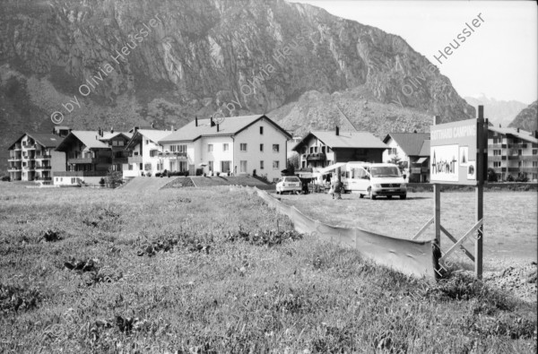 Image of sheet 20020400 photo 26: Gotthardstrasse Schöllenen Strassenbrücke von 1956 überspannt jene von 1830 die Säumerbrücke von 1200 befand sich ganz unten in der Schlucht. Viadukt Schöllenenbahn Teufelsbrücke Suwarow-Denkmal Memorial  
Urnerloch erstes Tunnel der Schweiz.
Kletterer am Klettersteig
Schülergruppe Touristen Andermatt Militärkaserne militärisches Uebungsgebiet Mic Ganz Michael
Urserental Felder Rentner Alois Regli mit Frau und Freunden vor dem 'Sybfiggler' auf Bank in Andermatt Eingang Bunker im Feld am Berg Kanton Uri, Schweiz Switzerland
Heute baut dort der ägyptische Bauunternehmer Samih Sawiri ein Ferien-resort.
aus: Gotthard, das Hindernis verbindet.