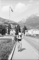 Image of sheet 20020400 photo 27: Gotthardstrasse Schöllenen Strassenbrücke von 1956 überspannt jene von 1830 die Säumerbrücke von 1200 befand sich ganz unten in der Schlucht. Viadukt Schöllenenbahn Teufelsbrücke Suwarow-Denkmal Memorial  
Urnerloch erstes Tunnel der Schweiz.
Kletterer am Klettersteig
Schülergruppe Touristen Andermatt Militärkaserne militärisches Uebungsgebiet Mic Ganz Michael
Urserental Felder Rentner Alois Regli mit Frau und Freunden vor dem 'Sybfiggler' auf Bank in Andermatt Eingang Bunker im Feld am Berg Kanton Uri, Schweiz Switzerland
Heute baut dort der ägyptische Bauunternehmer Samih Sawiri ein Ferien-resort.
aus: Gotthard, das Hindernis verbindet.