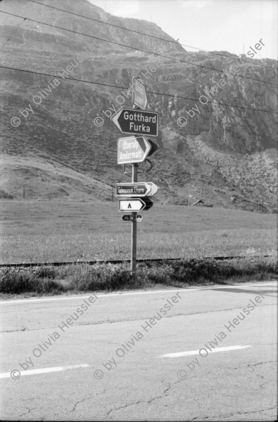 Image of sheet 20020400 photo 28: Gotthardstrasse Schöllenen Strassenbrücke von 1956 überspannt jene von 1830 die Säumerbrücke von 1200 befand sich ganz unten in der Schlucht. Viadukt Schöllenenbahn Teufelsbrücke Suwarow-Denkmal Memorial  
Urnerloch erstes Tunnel der Schweiz.
Kletterer am Klettersteig
Schülergruppe Touristen Andermatt Militärkaserne militärisches Uebungsgebiet Mic Ganz Michael
Urserental Felder Rentner Alois Regli mit Frau und Freunden vor dem 'Sybfiggler' auf Bank in Andermatt Eingang Bunker im Feld am Berg Kanton Uri, Schweiz Switzerland
Heute baut dort der ägyptische Bauunternehmer Samih Sawiri ein Ferien-resort.
aus: Gotthard, das Hindernis verbindet.