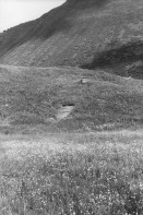 Image of sheet 20020400 photo 30: Gotthardstrasse Andermatt Urserental Felder 
Eingang Bunker im Feld am Berg
Heute baut dort der ägyptische Bauunternehmer Samih Sawiri ein Ferien-resort.
Gotthard Kanton Uri, Schweiz 2002 √