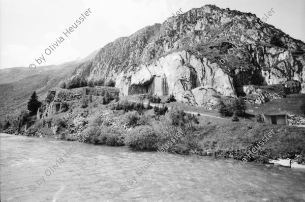 Image of sheet 20020410 photo 1: Andermatt («an der Wiese») ist eine politische Gemeinde der Talschaft Urseren des Schweizer Kantons Uri und liegt am Fusse des Oberalppasses.
Mit dem Tourismusprojekt des ägyptischen Multimilliardärs und Investors Samih Sawiris hofft man auf eine starke touristische Entwicklung. Mit seiner Firma Orascom Hotels and Development beabsichtigt Sawiris in Andermatt auf einer Fläche von 1,46 Quadratkilometern ein Tourismus-Resort mit mehreren Hotels, Ferienhäusern und Ferienwohnungen, einem 18-Loch-Golfplatz, Geschäften sowie einem Sport- und Freizeitzentrum mit Eissporthalle und Hallenbad zu erstellen.

Andermatt Militärkaserne militärisches Uebungsgebiet Zimmermann Urserental Felder Sicht auf Andermatt
Kulissen Theater Häuseratrappen Kapelle Furka Oberalpbahn  Kanton Uri, Schweiz Switzerland aus: Gotthard, das Hindernis verbindet.