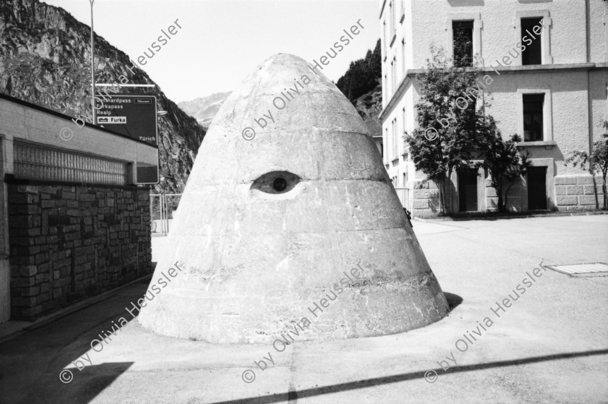 Image of sheet 20020410 photo 10: Andermatt («an der Wiese») ist eine politische Gemeinde der Talschaft Urseren des Schweizer Kantons Uri und liegt am Fusse des Oberalppasses.
Mit dem Tourismusprojekt des ägyptischen Multimilliardärs und Investors Samih Sawiris hofft man auf eine starke touristische Entwicklung. Mit seiner Firma Orascom Hotels and Development beabsichtigt Sawiris in Andermatt auf einer Fläche von 1,46 Quadratkilometern ein Tourismus-Resort mit mehreren Hotels, Ferienhäusern und Ferienwohnungen, einem 18-Loch-Golfplatz, Geschäften sowie einem Sport- und Freizeitzentrum mit Eissporthalle und Hallenbad zu erstellen.

Andermatt Militärkaserne militärisches Uebungsgebiet Zimmermann Urserental Felder Sicht auf Andermatt
Kulissen Theater Häuseratrappen Kapelle Furka Oberalpbahn  Kanton Uri, Schweiz Switzerland aus: Gotthard, das Hindernis verbindet.