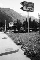 Image of sheet 20020410 photo 13: Andermatt («an der Wiese») ist eine politische Gemeinde der Talschaft Urseren des Schweizer Kantons Uri und liegt am Fusse des Oberalppasses.
Mit dem Tourismusprojekt des ägyptischen Multimilliardärs und Investors Samih Sawiris hofft man auf eine starke touristische Entwicklung. Mit seiner Firma Orascom Hotels and Development beabsichtigt Sawiris in Andermatt auf einer Fläche von 1,46 Quadratkilometern ein Tourismus-Resort mit mehreren Hotels, Ferienhäusern und Ferienwohnungen, einem 18-Loch-Golfplatz, Geschäften sowie einem Sport- und Freizeitzentrum mit Eissporthalle und Hallenbad zu erstellen.

Andermatt Militärkaserne militärisches Uebungsgebiet Zimmermann Urserental Felder Sicht auf Andermatt
Kulissen Theater Häuseratrappen Kapelle Furka Oberalpbahn  Kanton Uri, Schweiz Switzerland aus: Gotthard, das Hindernis verbindet.