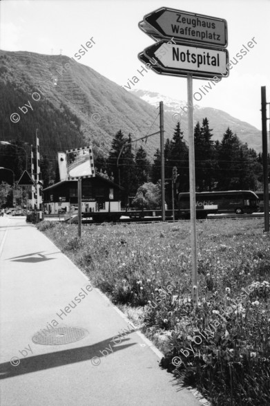 Image of sheet 20020410 photo 13: Andermatt («an der Wiese») ist eine politische Gemeinde der Talschaft Urseren des Schweizer Kantons Uri und liegt am Fusse des Oberalppasses.
Mit dem Tourismusprojekt des ägyptischen Multimilliardärs und Investors Samih Sawiris hofft man auf eine starke touristische Entwicklung. Mit seiner Firma Orascom Hotels and Development beabsichtigt Sawiris in Andermatt auf einer Fläche von 1,46 Quadratkilometern ein Tourismus-Resort mit mehreren Hotels, Ferienhäusern und Ferienwohnungen, einem 18-Loch-Golfplatz, Geschäften sowie einem Sport- und Freizeitzentrum mit Eissporthalle und Hallenbad zu erstellen.

Andermatt Militärkaserne militärisches Uebungsgebiet Zimmermann Urserental Felder Sicht auf Andermatt
Kulissen Theater Häuseratrappen Kapelle Furka Oberalpbahn  Kanton Uri, Schweiz Switzerland aus: Gotthard, das Hindernis verbindet.