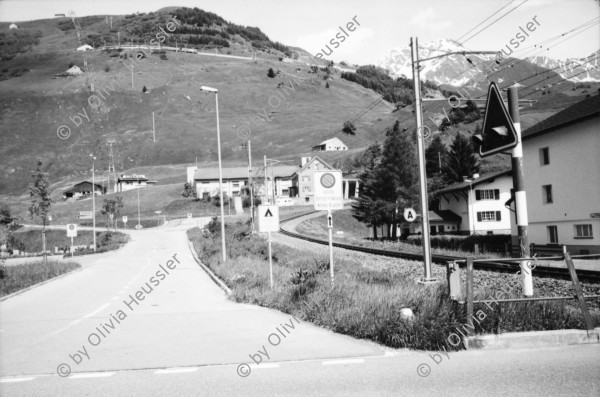 Image of sheet 20020410 photo 14: Andermatt («an der Wiese») ist eine politische Gemeinde der Talschaft Urseren des Schweizer Kantons Uri und liegt am Fusse des Oberalppasses.
Mit dem Tourismusprojekt des ägyptischen Multimilliardärs und Investors Samih Sawiris hofft man auf eine starke touristische Entwicklung. Mit seiner Firma Orascom Hotels and Development beabsichtigt Sawiris in Andermatt auf einer Fläche von 1,46 Quadratkilometern ein Tourismus-Resort mit mehreren Hotels, Ferienhäusern und Ferienwohnungen, einem 18-Loch-Golfplatz, Geschäften sowie einem Sport- und Freizeitzentrum mit Eissporthalle und Hallenbad zu erstellen.

Andermatt Militärkaserne militärisches Uebungsgebiet Zimmermann Urserental Felder Sicht auf Andermatt
Kulissen Theater Häuseratrappen Kapelle Furka Oberalpbahn  Kanton Uri, Schweiz Switzerland aus: Gotthard, das Hindernis verbindet.