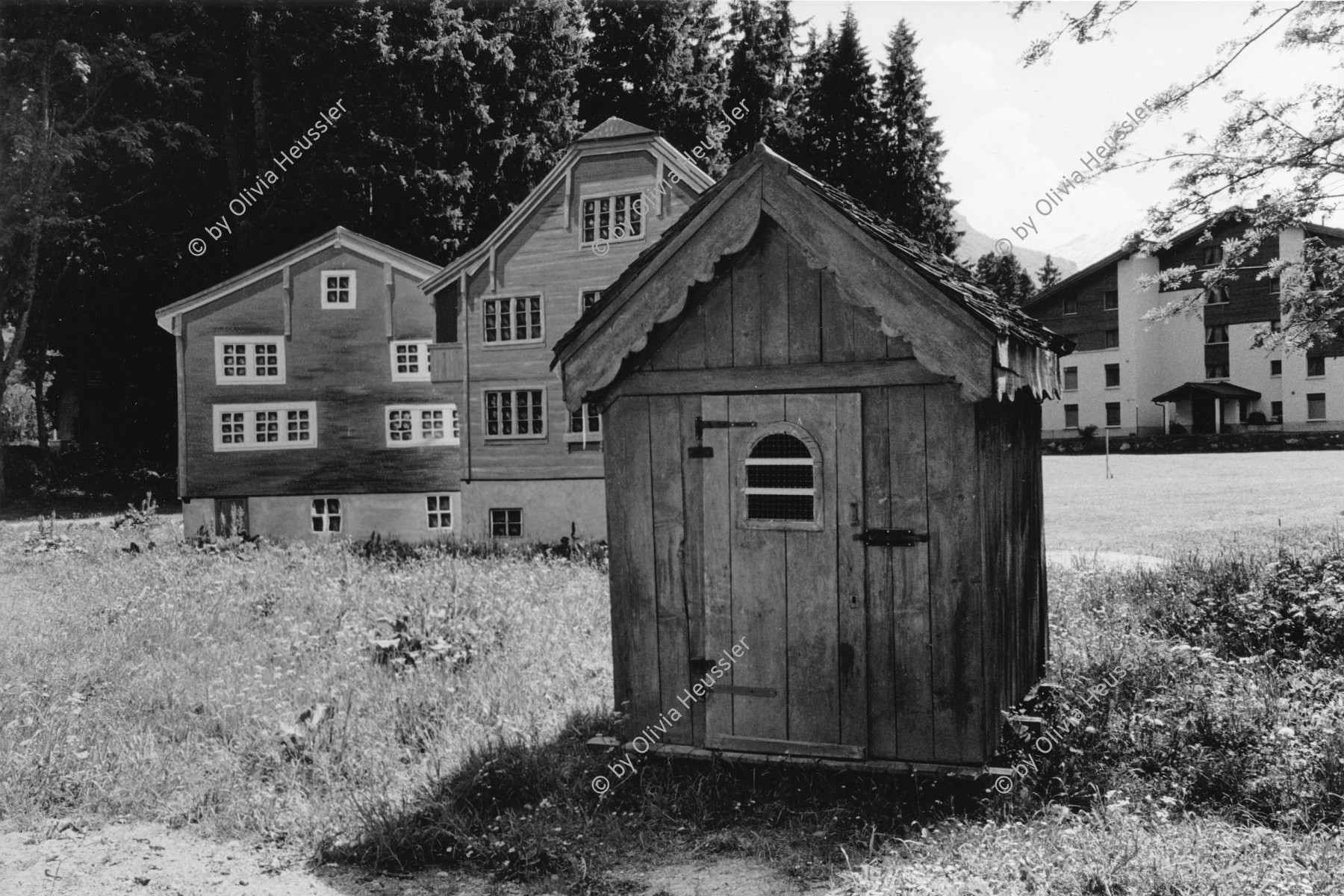 Image of sheet 20020410 photo 20: Andermatt («an der Wiese») ist eine politische Gemeinde der Talschaft Urseren des Schweizer Kantons Uri und liegt am Fusse des Oberalppasses.

Urserental Andermatt
Kulissen Theater Häuseratrappen Kapelle Furka Oberalpbahn  Kanton Uri, Schweiz Switzerland Europe
aus: Gotthard, das Hindernis verbindet. √ switzerland Gotthard pass 
© 2002, OLIVIA HEUSSLER / www.clic.li
Exhibition »Via Gotthard«, Leica Camera Galerie Bienne 2003