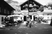 Image of sheet 20020410 photo 26: Andermatt («an der Wiese») ist eine politische Gemeinde der Talschaft Urseren des Schweizer Kantons Uri und liegt am Fusse des Oberalppasses.
Mit dem Tourismusprojekt des ägyptischen Multimilliardärs und Investors Samih Sawiris hofft man auf eine starke touristische Entwicklung. Mit seiner Firma Orascom Hotels and Development beabsichtigt Sawiris in Andermatt auf einer Fläche von 1,46 Quadratkilometern ein Tourismus-Resort mit mehreren Hotels, Ferienhäusern und Ferienwohnungen, einem 18-Loch-Golfplatz, Geschäften sowie einem Sport- und Freizeitzentrum mit Eissporthalle und Hallenbad zu erstellen.

Andermatt Militärkaserne militärisches Uebungsgebiet Zimmermann Urserental Felder Sicht auf Andermatt
Kulissen Theater Häuseratrappen Kapelle Furka Oberalpbahn  Kanton Uri, Schweiz Switzerland aus: Gotthard, das Hindernis verbindet.