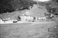 Image of sheet 20020410 photo 6: Andermatt («an der Wiese») ist eine politische Gemeinde der Talschaft Urseren des Schweizer Kantons Uri und liegt am Fusse des Oberalppasses.
Mit dem Tourismusprojekt des ägyptischen Multimilliardärs und Investors Samih Sawiris hofft man auf eine starke touristische Entwicklung. Mit seiner Firma Orascom Hotels and Development beabsichtigt Sawiris in Andermatt auf einer Fläche von 1,46 Quadratkilometern ein Tourismus-Resort mit mehreren Hotels, Ferienhäusern und Ferienwohnungen, einem 18-Loch-Golfplatz, Geschäften sowie einem Sport- und Freizeitzentrum mit Eissporthalle und Hallenbad zu erstellen.

Andermatt Militärkaserne militärisches Uebungsgebiet Zimmermann Urserental Felder Sicht auf Andermatt
Kulissen Theater Häuseratrappen Kapelle Furka Oberalpbahn  Kanton Uri, Schweiz Switzerland aus: Gotthard, das Hindernis verbindet.