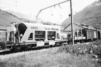 Image of sheet 20020410 photo 7: Andermatt («an der Wiese») ist eine politische Gemeinde der Talschaft Urseren des Schweizer Kantons Uri und liegt am Fusse des Oberalppasses.
Mit dem Tourismusprojekt des ägyptischen Multimilliardärs und Investors Samih Sawiris hofft man auf eine starke touristische Entwicklung. Mit seiner Firma Orascom Hotels and Development beabsichtigt Sawiris in Andermatt auf einer Fläche von 1,46 Quadratkilometern ein Tourismus-Resort mit mehreren Hotels, Ferienhäusern und Ferienwohnungen, einem 18-Loch-Golfplatz, Geschäften sowie einem Sport- und Freizeitzentrum mit Eissporthalle und Hallenbad zu erstellen.

Andermatt Militärkaserne militärisches Uebungsgebiet Zimmermann Urserental Felder Sicht auf Andermatt
Kulissen Theater Häuseratrappen Kapelle Furka Oberalpbahn  Kanton Uri, Schweiz Switzerland aus: Gotthard, das Hindernis verbindet.