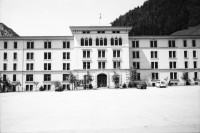 Image of sheet 20020410 photo 8: Andermatt («an der Wiese») ist eine politische Gemeinde der Talschaft Urseren des Schweizer Kantons Uri und liegt am Fusse des Oberalppasses.
Mit dem Tourismusprojekt des ägyptischen Multimilliardärs und Investors Samih Sawiris hofft man auf eine starke touristische Entwicklung. Mit seiner Firma Orascom Hotels and Development beabsichtigt Sawiris in Andermatt auf einer Fläche von 1,46 Quadratkilometern ein Tourismus-Resort mit mehreren Hotels, Ferienhäusern und Ferienwohnungen, einem 18-Loch-Golfplatz, Geschäften sowie einem Sport- und Freizeitzentrum mit Eissporthalle und Hallenbad zu erstellen.

Andermatt Militärkaserne militärisches Uebungsgebiet Zimmermann Urserental Felder Sicht auf Andermatt
Kulissen Theater Häuseratrappen Kapelle Furka Oberalpbahn  Kanton Uri, Schweiz Switzerland aus: Gotthard, das Hindernis verbindet.