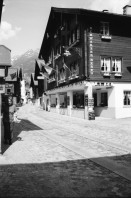 Image of sheet 20020420 photo 10: Uebungsgebiet Mic Urserental Felder Rentner Alois Regli mit Frau und Freunden vor dem 'Sybfiggler' auf Bank in Andermatt Eingang Bunker im Feld am Berg Talstation
Traktor Bauer Urserental Hospental Kuhherde Brücke Mann sitzt in Garten Gans