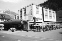 Image of sheet 20020420 photo 14: Uebungsgebiet Mic Urserental Felder Rentner Alois Regli mit Frau und Freunden vor dem 'Sybfiggler' auf Bank in Andermatt Eingang Bunker im Feld am Berg Talstation
Traktor Bauer Urserental Hospental Kuhherde Brücke Mann sitzt in Garten Gans