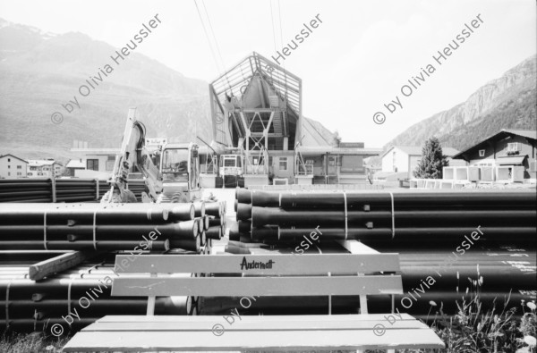 Image of sheet 20020420 photo 16: Uebungsgebiet Mic Urserental Felder Rentner Alois Regli mit Frau und Freunden vor dem 'Sybfiggler' auf Bank in Andermatt Eingang Bunker im Feld am Berg Talstation
Traktor Bauer Urserental Hospental Kuhherde Brücke Mann sitzt in Garten Gans