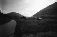 Image of sheet 20020420 photo 17: Uebungsgebiet Mic Urserental Felder Rentner Alois Regli mit Frau und Freunden vor dem 'Sybfiggler' auf Bank in Andermatt Eingang Bunker im Feld am Berg Talstation
Traktor Bauer Urserental Hospental Kuhherde Brücke Mann sitzt in Garten Gans