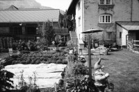 Image of sheet 20020420 photo 2: Uebungsgebiet Mic Urserental Felder Rentner Alois Regli mit Frau und Freunden vor dem 'Sybfiggler' auf Bank in Andermatt Eingang Bunker im Feld am Berg Talstation
Traktor Bauer Urserental Hospental Kuhherde Brücke Mann sitzt in Garten Gans