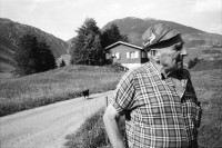 Image of sheet 20020420 photo 22: Uebungsgebiet Mic Urserental Felder Rentner Alois Regli mit Frau und Freunden vor dem 'Sybfiggler' auf Bank in Andermatt Eingang Bunker im Feld am Berg Talstation
Traktor Bauer Urserental Hospental Kuhherde Brücke Mann sitzt in Garten Gans