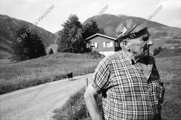 Image of sheet 20020420 photo 22: Uebungsgebiet Mic Urserental Felder Rentner Alois Regli mit Frau und Freunden vor dem 'Sybfiggler' auf Bank in Andermatt Eingang Bunker im Feld am Berg Talstation
Traktor Bauer Urserental Hospental Kuhherde Brücke Mann sitzt in Garten Gans