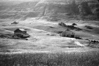 Image of sheet 20020420 photo 24: Uebungsgebiet Mic Urserental Felder Rentner Alois Regli mit Frau und Freunden vor dem 'Sybfiggler' auf Bank in Andermatt Eingang Bunker im Feld am Berg Talstation
Traktor Bauer Urserental Hospental Kuhherde Brücke Mann sitzt in Garten Gans