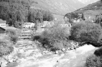 Image of sheet 20020420 photo 27: Uebungsgebiet Mic Urserental Felder Rentner Alois Regli mit Frau und Freunden vor dem 'Sybfiggler' auf Bank in Andermatt Eingang Bunker im Feld am Berg Talstation
Traktor Bauer Urserental Hospental Kuhherde Brücke Mann sitzt in Garten Gans