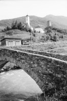 Image of sheet 20020420 photo 28: Uebungsgebiet Mic Urserental Felder Rentner Alois Regli mit Frau und Freunden vor dem 'Sybfiggler' auf Bank in Andermatt Eingang Bunker im Feld am Berg Talstation
Traktor Bauer Urserental Hospental Kuhherde Brücke Mann sitzt in Garten Gans