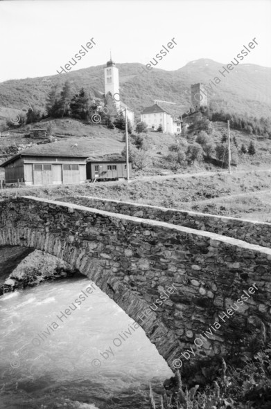 Image of sheet 20020420 photo 28: Uebungsgebiet Mic Urserental Felder Rentner Alois Regli mit Frau und Freunden vor dem 'Sybfiggler' auf Bank in Andermatt Eingang Bunker im Feld am Berg Talstation
Traktor Bauer Urserental Hospental Kuhherde Brücke Mann sitzt in Garten Gans