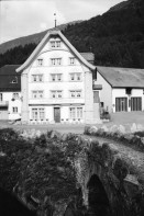 Image of sheet 20020420 photo 29: Uebungsgebiet Mic Urserental Felder Rentner Alois Regli mit Frau und Freunden vor dem 'Sybfiggler' auf Bank in Andermatt Eingang Bunker im Feld am Berg Talstation
Traktor Bauer Urserental Hospental Kuhherde Brücke Mann sitzt in Garten Gans