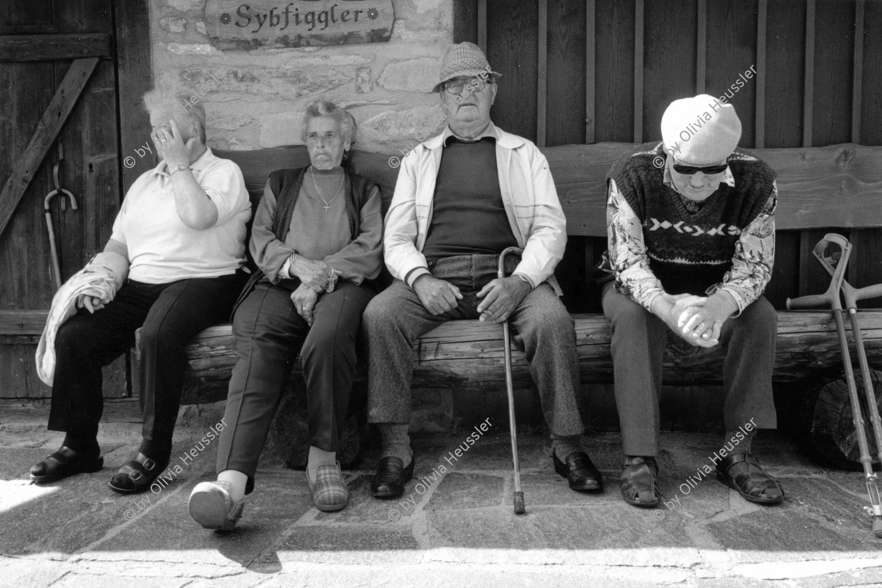 Image of sheet 20020420 photo 3: Urserental Rentner Alois Regli mit Frau und Freunden vor dem 'Sybfiggler' auf Bank in Andermatt Pension retiree old people
Kanton Uri Schweiz Switzerland Europe Gotthard
© 2002, OLIVIA HEUSSLER / www.clic.li  √