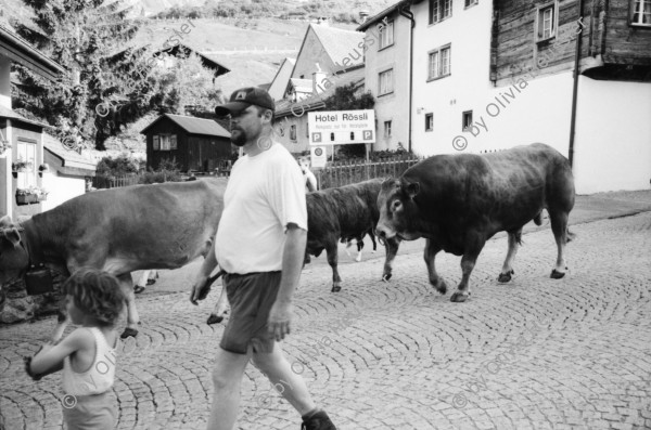 Image of sheet 20020420 photo 34: Urserental Rentner Alois Regli mit Frau und Freunden vor dem 'Sybfiggler' auf Bank in Andermatt Pension retiree old people
Kanton Uri Schweiz Switzerland Europe Gotthard
© 2002, OLIVIA HEUSSLER / www.clic.li  √