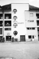 Image of sheet 20020420 photo 7: Uebungsgebiet Mic Urserental Felder Rentner Alois Regli mit Frau und Freunden vor dem 'Sybfiggler' auf Bank in Andermatt Eingang Bunker im Feld am Berg Talstation
Traktor Bauer Urserental Hospental Kuhherde Brücke Mann sitzt in Garten Gans