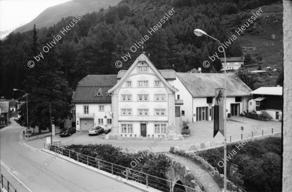 Image of sheet 20020430 photo 1: Gotthard Hospental Spruch von Göthe an Kapelle in Renovation  Mann am Fenster mit Mörser und Minen Militär Steinbruch Serpentin Chämleten oberhalb Hospental 
Kuh und Rinder vor Tagesabbruch Sicht auf Andermatt ins Urserental Landwirt Ludwig Müller und Familie vor der Alphütte auf dem Gamsboden Luftfilter Gotthard Strassentunnel Abluft Frischluft