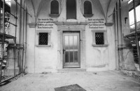 Image of sheet 20020430 photo 10: Gotthard Hospental Spruch von Göthe an Kapelle in Renovation  Mann am Fenster mit Mörser und Minen Militär Steinbruch Serpentin Chämleten oberhalb Hospental 
Kuh und Rinder vor Tagesabbruch Sicht auf Andermatt ins Urserental Landwirt Ludwig Müller und Familie vor der Alphütte auf dem Gamsboden Luftfilter Gotthard Strassentunnel Abluft Frischluft