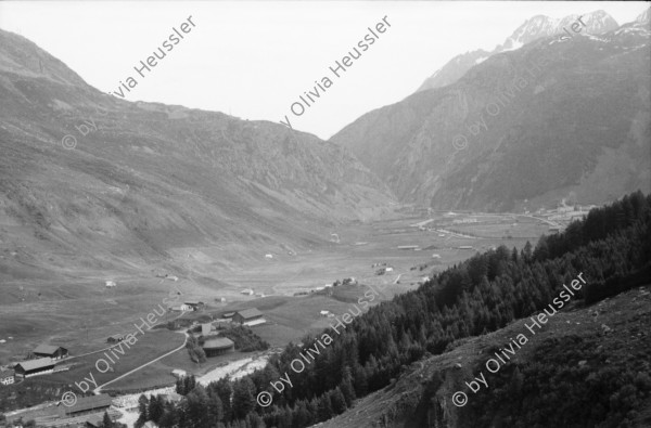 Image of sheet 20020430 photo 13: Gotthard Hospental Spruch von Göthe an Kapelle in Renovation  Mann am Fenster mit Mörser und Minen Militär Steinbruch Serpentin Chämleten oberhalb Hospental 
Kuh und Rinder vor Tagesabbruch Sicht auf Andermatt ins Urserental Landwirt Ludwig Müller und Familie vor der Alphütte auf dem Gamsboden Luftfilter Gotthard Strassentunnel Abluft Frischluft