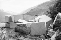 Image of sheet 20020430 photo 16: Gotthard Hospental Spruch von Göthe an Kapelle in Renovation  Mann am Fenster mit Mörser und Minen Militär Steinbruch Serpentin Chämleten oberhalb Hospental 
Kuh und Rinder vor Tagesabbruch Sicht auf Andermatt ins Urserental Landwirt Ludwig Müller und Familie vor der Alphütte auf dem Gamsboden Luftfilter Gotthard Strassentunnel Abluft Frischluft