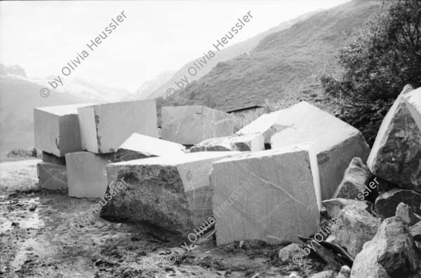 Image of sheet 20020430 photo 16: Gotthard Hospental Spruch von Göthe an Kapelle in Renovation  Mann am Fenster mit Mörser und Minen Militär Steinbruch Serpentin Chämleten oberhalb Hospental 
Kuh und Rinder vor Tagesabbruch Sicht auf Andermatt ins Urserental Landwirt Ludwig Müller und Familie vor der Alphütte auf dem Gamsboden Luftfilter Gotthard Strassentunnel Abluft Frischluft