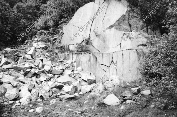 Image of sheet 20020430 photo 19: Gotthard Hospental Spruch von Göthe an Kapelle in Renovation  Mann am Fenster mit Mörser und Minen Militär Steinbruch Serpentin Chämleten oberhalb Hospental 
Kuh und Rinder vor Tagesabbruch Sicht auf Andermatt ins Urserental Landwirt Ludwig Müller und Familie vor der Alphütte auf dem Gamsboden Luftfilter Gotthard Strassentunnel Abluft Frischluft